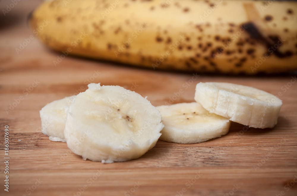 banane coupée en rondelles sur planche à découper en bambou banane coupée en rondelles sur planche à découper en bambou