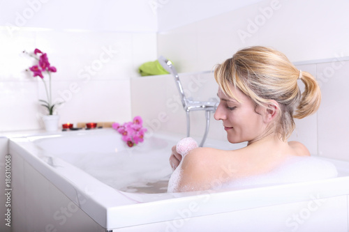Frau in der Badewanne