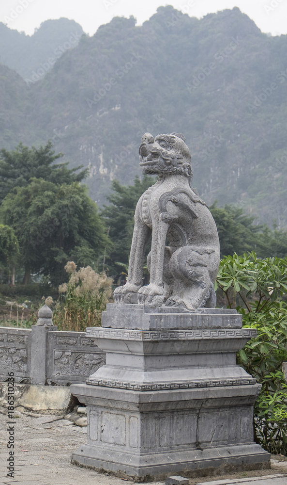 statue Bich Dong pagoda