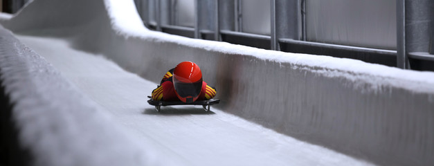 Fotobehang Wintersport Skeleton bobslee in ijskanaal  © Tobias Arhelger