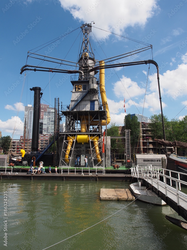 Rotterdam – Maritime Exponate mit Silhouetten und Stadtansichten der Hafenstadt in der niederländischen Provinz Südholland 

