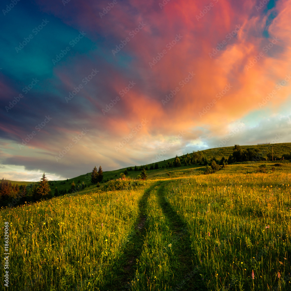 Fototapeta Malowniczy lato krajobraz z kolorowym wschodem słońca na Karpackich górach, Ukraina, Europa