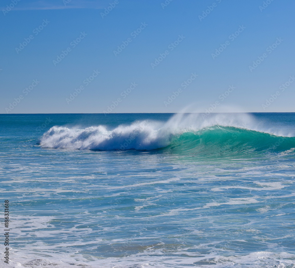 Brechende Welle auf offenem Meer