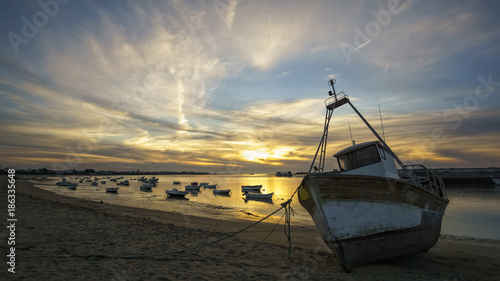Stampa su tela Boats On Guadalquivir River At Sanlucar De Barrameda Cadiz Spain