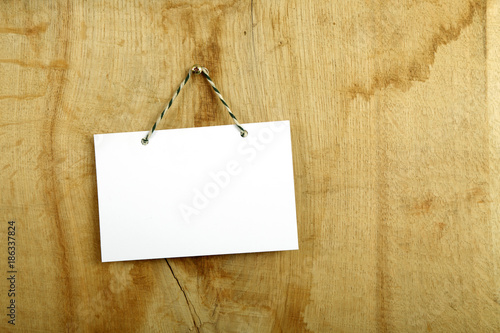 Pusta biała karta na drewnianej desce, drzwiach. photo