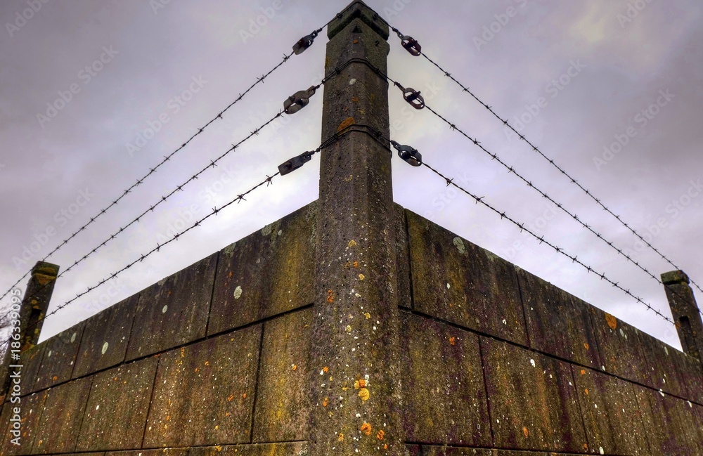 Fototapeta premium Mur d'enceinte avec du barbelé.