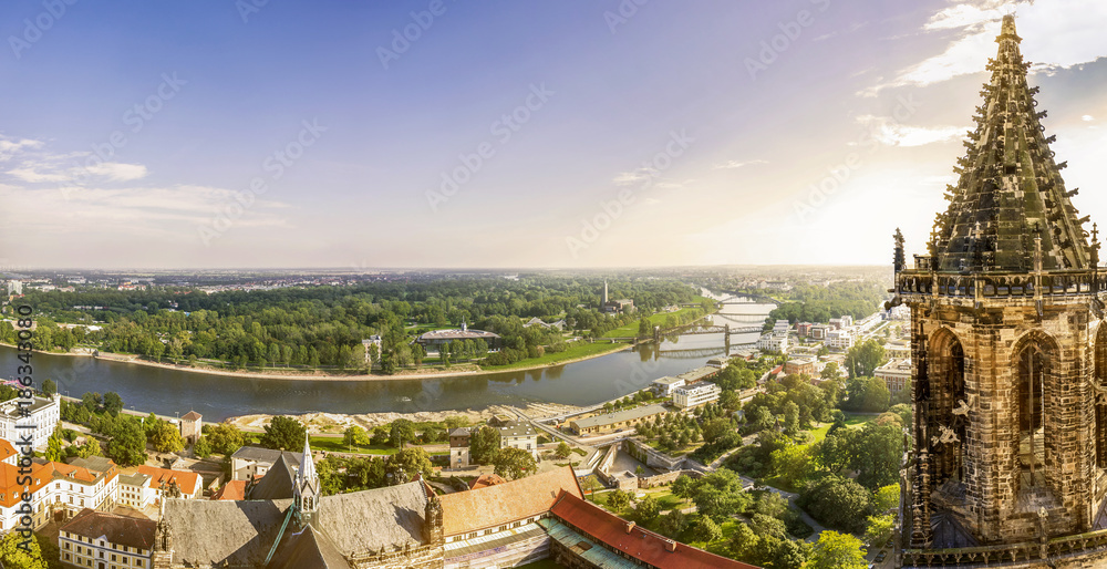 Naklejka premium Sicht über Magdeburg und Südturm des Doms