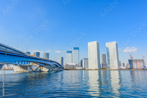 晴海大橋と晴海の高層マンション © kurosuke
