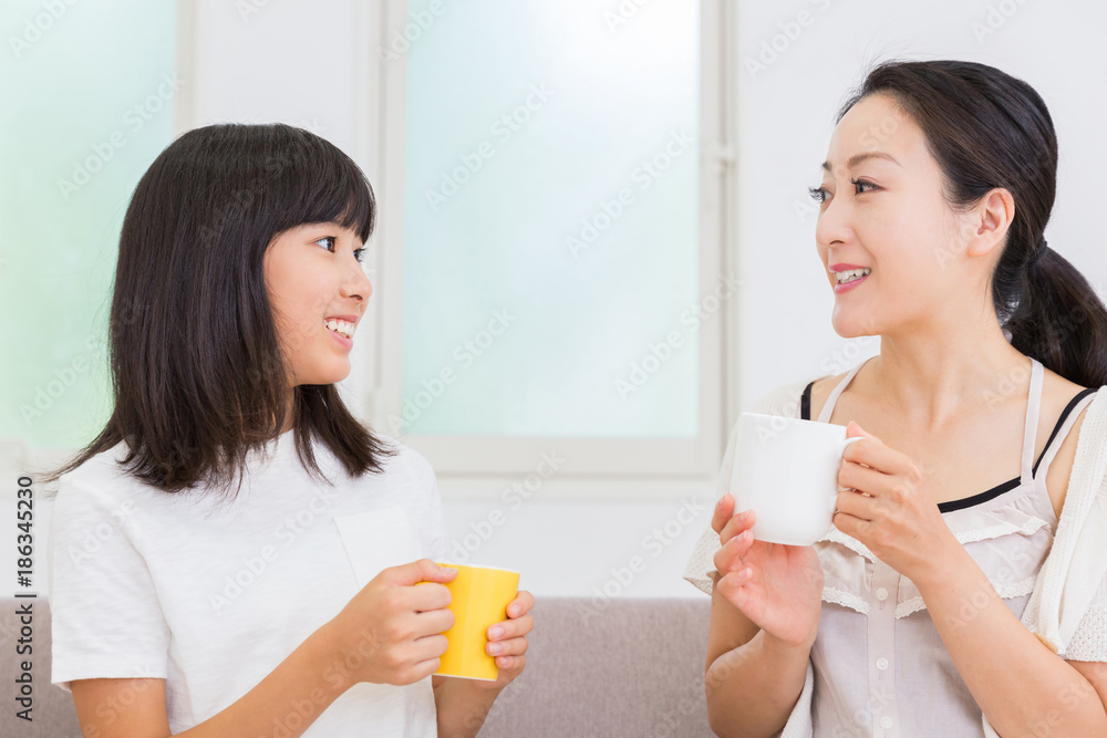 リラックスする親娘 リラックスする親娘