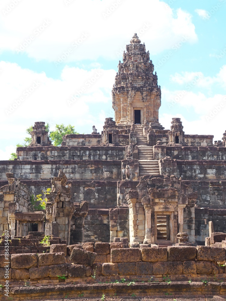 Naklejka premium Siem Reap-December 24, 2017:Bakong is the first temple mountain of sandstone constructed by rulers of the Khmer empire at Angkor near modern Siem Reap in Cambodia. 