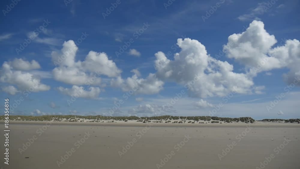 Grande spiaggia deserta time lapse con nuvole
