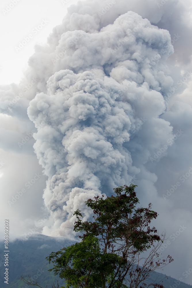 Fototapeta premium Mount Agung volcano erupting in Bali Indonesia. 
