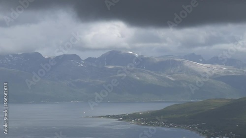 Troms, Tromsø, Stadt, Tromsøya, Zentrum, Eismeerkathedrale, Seilbahn, Aussichtsberg, Sandnessundet, Transøysundet, Kvaløysletta, Brücke, Tromsø-Brücke, Storsteinen photo