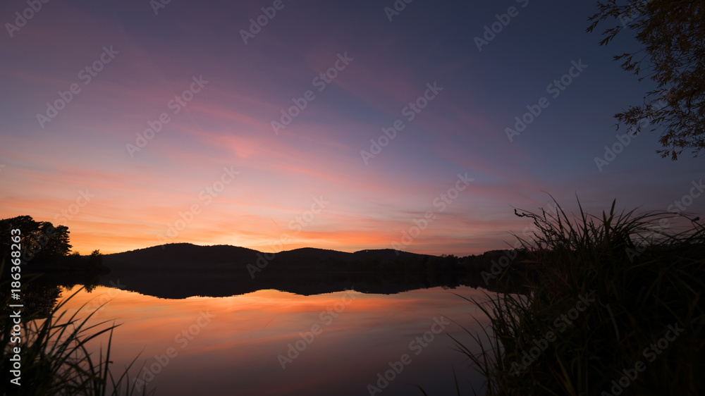 Obraz premium Autumn evening lakeside