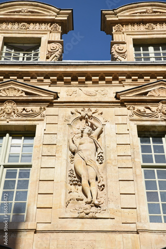 Palais à façade ornée dans le Marais à Paris, France