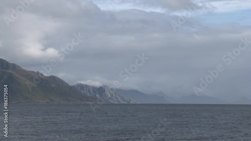 Norwegen, Lofoten, Reine, Hamnøy, Norge, Moskenes, Nordland, Hafen, Moskenesøya, Kirkefjorden, Fischereihafen, Fischfang, Boot, Schiff, Fischerboot, Dorf, Fischerdorf photo