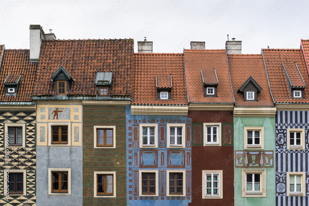 Narrow colorful tenement houses in historic main square of Poznań, Poland <span>plik: #186376007 | autor: Grzegorz Wdowiak</span>
