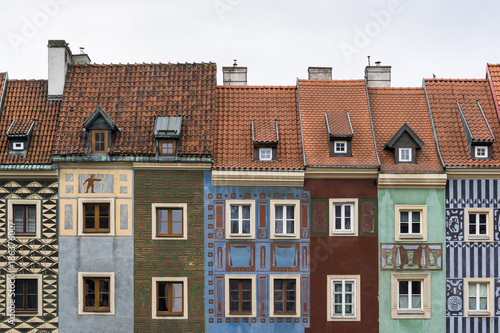 Fototapeta Narrow colorful tenement houses in historic main square of Poznań, Poland