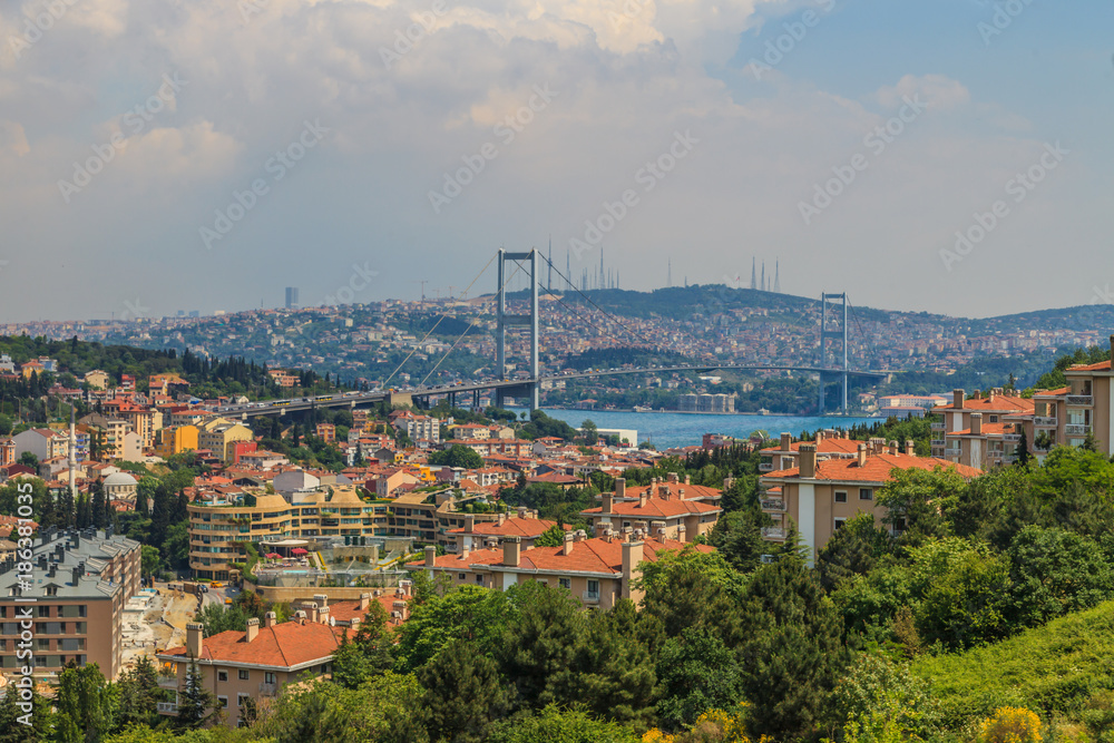 Aufnahme der Bosporus Brücke in Istanbul fotografiert tagsüber von der europäischen Seite im April 2014