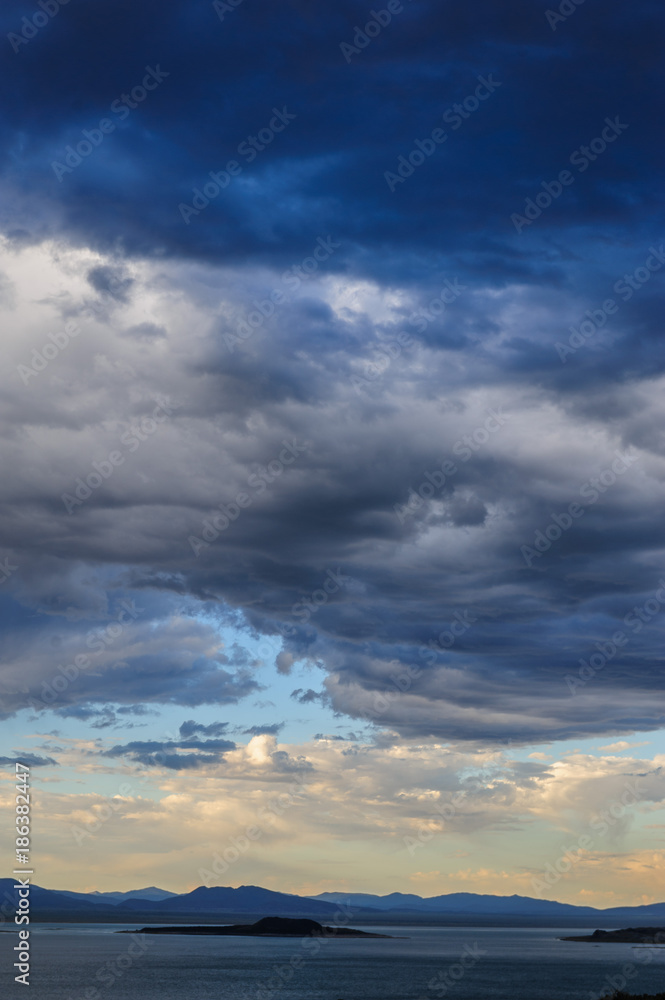 Naklejka premium Storm clouds over mono lake