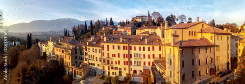Slika na platnu Asolo la città dei cento orizzonti - panorama