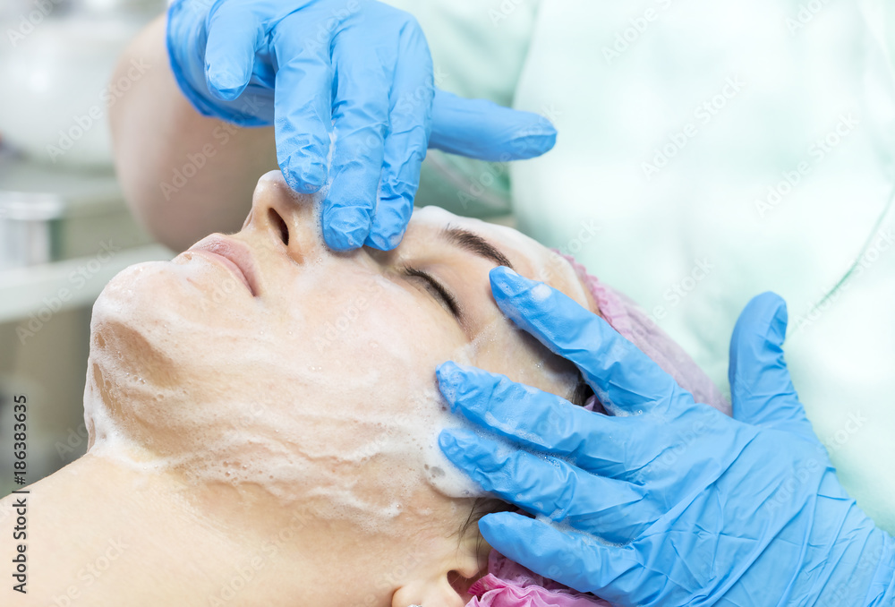 Fototapeta premium Process cosmetic mask of massage and facials in beauty salon