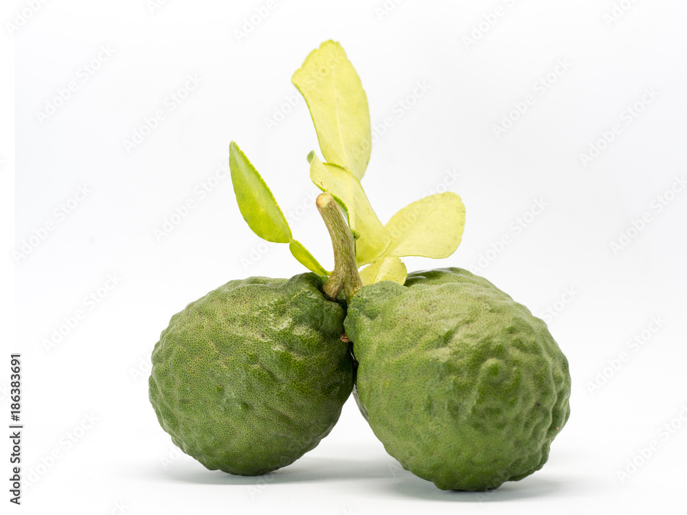 Obraz premium close up group of fresh bergamot with green leaves isolated on white background. benefits of bergamot for beauty and health concept