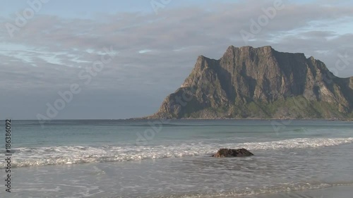 Utakleiv, Uttakleiv, Norge, Norwegen, Lofoten, Abend, Sommer, Herbst, Sonnenuntergang, Dorf, Weg, Strand, Sandstrand, Wasser, Wellen, Sand, Tang, Natur, Umwelt photo