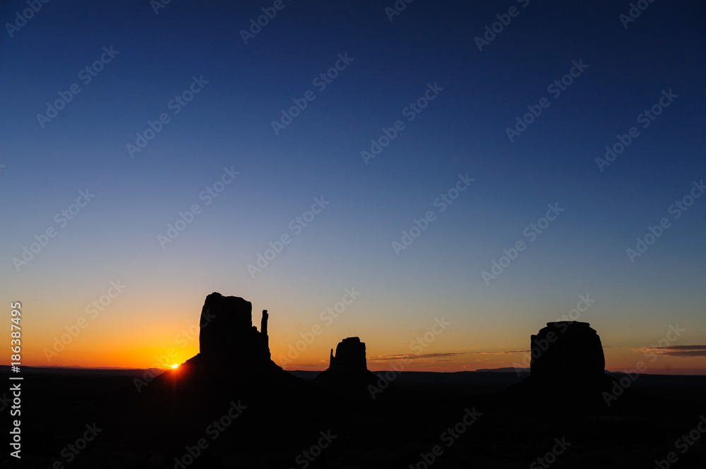 Obraz premium Sunrise over Monument Valley