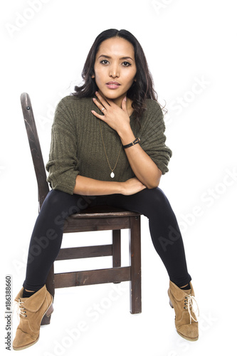 schöne Frau auf Stuhl