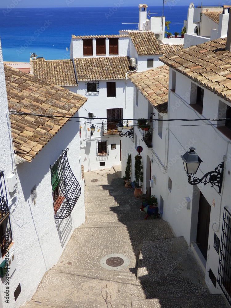 Altea, pueblo de  Alicante, España, situado en la comarca de la Marina Baja, en la costa mediterránea de la bahía de Altea, al sur de Calpe y al norte de Alfaz del Pi.