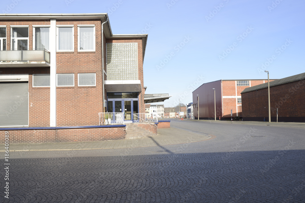 Bürogebäude, Lagerhallen und Straße  im Hafen in Bremen im Sonnenlicht