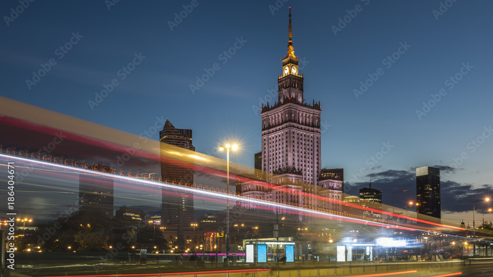 Naklejka premium Nocny widok na centrum Warszawy