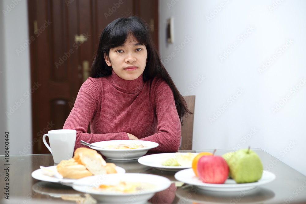 食事をする女性 食事をする女性