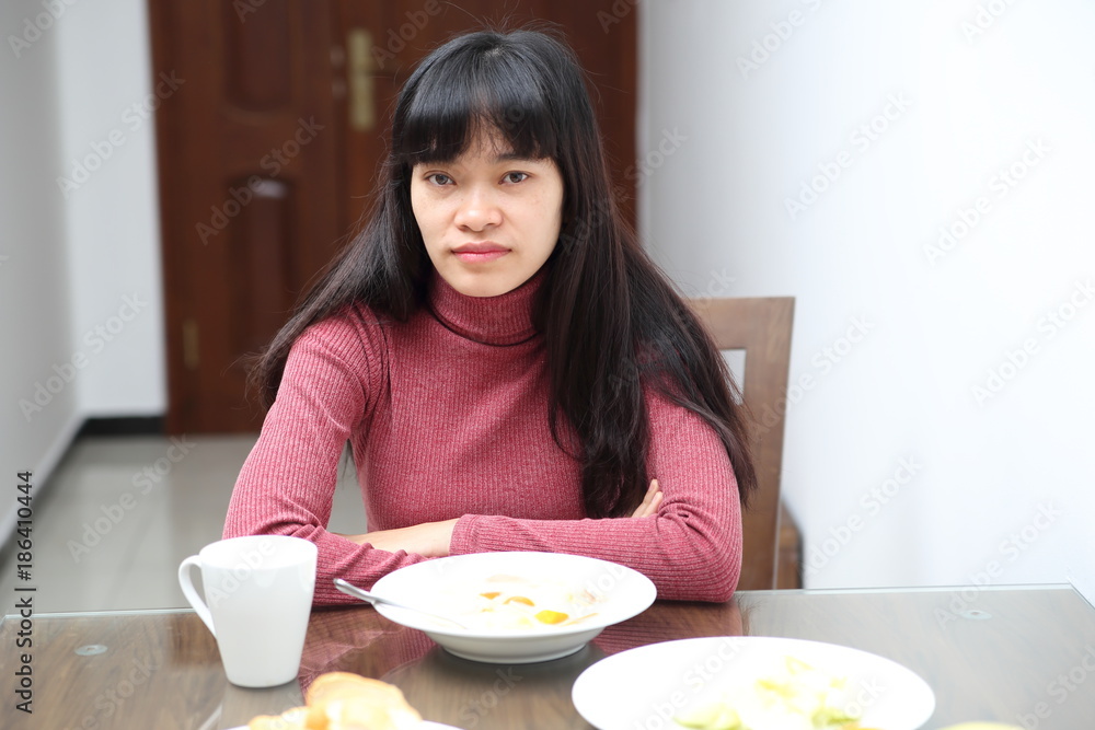 食事をする女性