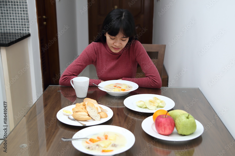 食事をする女性