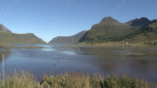 Norwegen, Lofoten, Flakstad, Dorf, Flakstadpollen, Flakstadøya, Meer, Fjord, Wasser, Ebbe, Sommer, Herbst, Berge, Fjell, Skjelfjord, Kilanplass, Vareid, Sand  photo