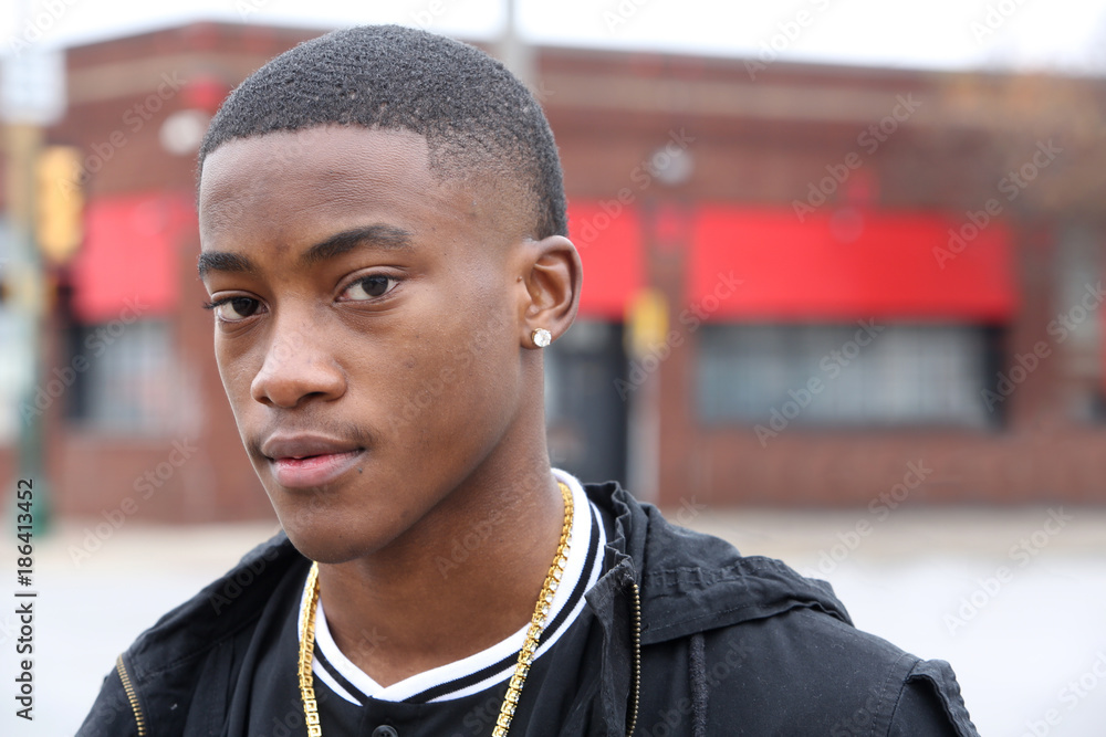 Portrait of a young African American male model in a urban setting foto ...