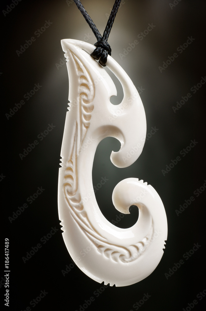 Weißer gravierter Angelhaken Anhänger aus Knochen als Maori Symbol Schmuck  Hei Matau Stock Photo | Adobe Stock