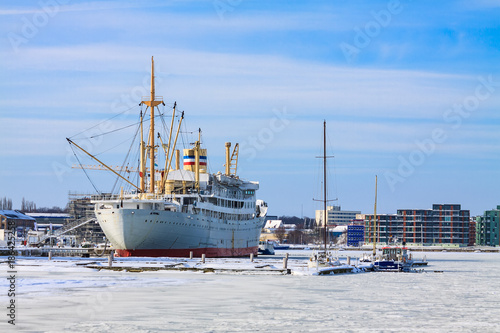 Ein Schiff im Stadthafen von Rostock © Rico Ködder