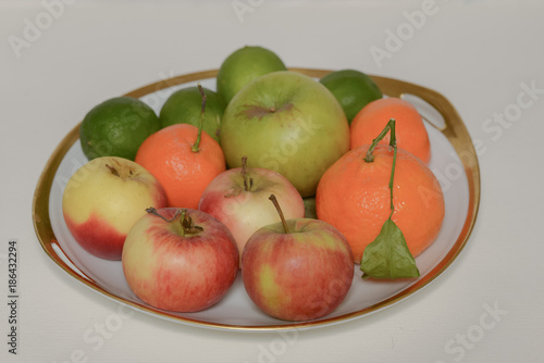 Fototapeta Naklejka Na Ścianę i Meble -  Obst Teller aus Porzellan mit Goldrand