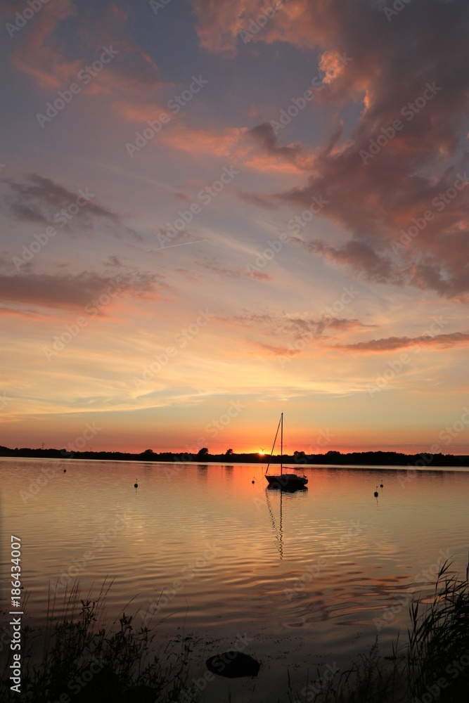 idyllisches Segelboot an der Schlei bei Sonnenuntergang 