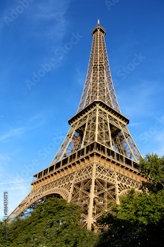 a picture of the Eiffel Tower of Paris France