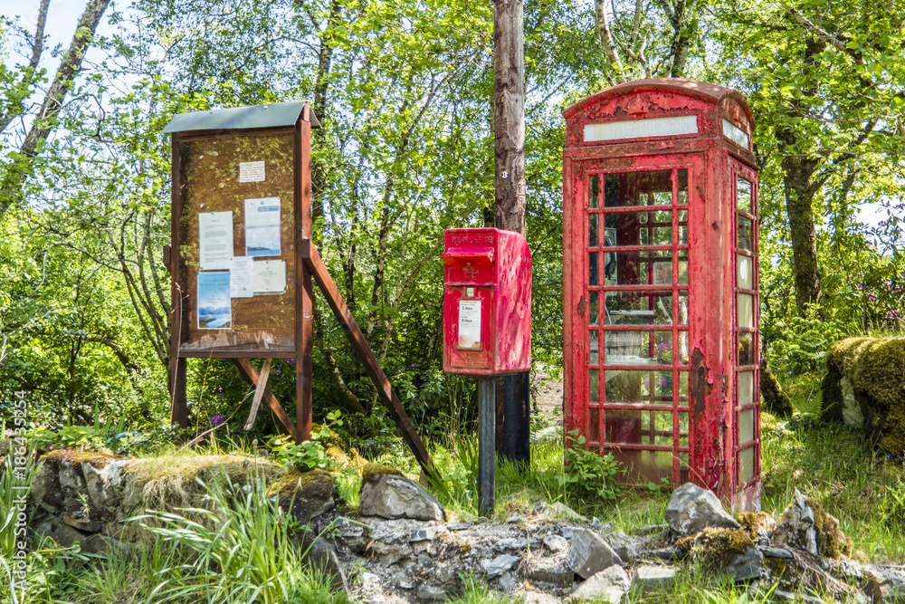 Obraz premium Telephone booth and letter box in the wilderness, Scotland