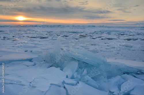 Восход солнца над зимним Байкалом