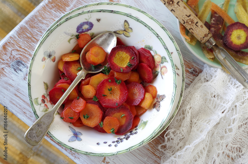 gebratene bunte Mohrrüben mit Zitrone und Thymian Stock Photo | Adobe Stock