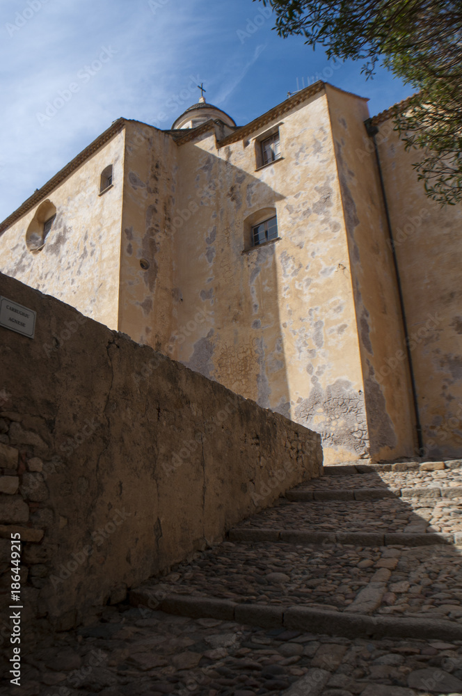 Corsica, 03/09/2017: dettagli della Cattedrale di Calvi, dedicata a San Giovanni Battista, antica chiesa cattolica nel centro dell'arroccata Cittadella di Calvi
