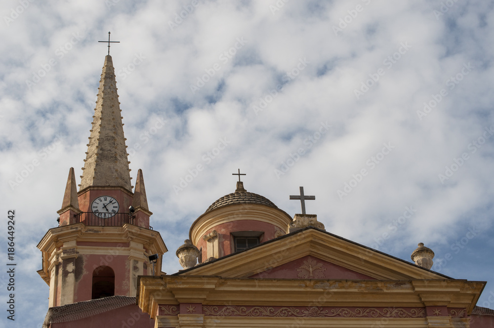 Corsica, 03/09/2017: vista della Chiesa Santa Maria Maggiore, la chiesa cattolica rosa e gialla dedicata alla Vergine Maria al centro dell'arroccata cittadella di Calvi Corsica, 03/09/2017: vista della Chiesa Santa Maria Maggiore, la chiesa cattolica rosa e gialla dedicata alla Vergine Maria al centro dell'arroccata cittadella di Calvi