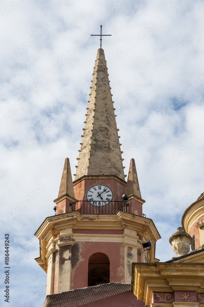 Corsica, 03/09/2017: vista della Chiesa Santa Maria Maggiore, la chiesa cattolica rosa e gialla dedicata alla Vergine Maria al centro dell'arroccata cittadella di Calvi