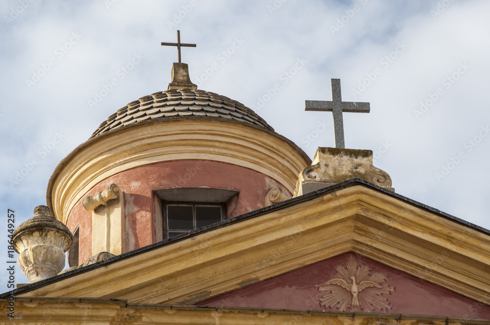 Corsica, 03/09/2017: vista della Chiesa Santa Maria Maggiore, la chiesa cattolica rosa e gialla dedicata alla Vergine Maria al centro dell'arroccata cittadella di Calvi Corsica, 03/09/2017: vista della Chiesa Santa Maria Maggiore, la chiesa cattolica rosa e gialla dedicata alla Vergine Maria al centro dell'arroccata cittadella di Calvi